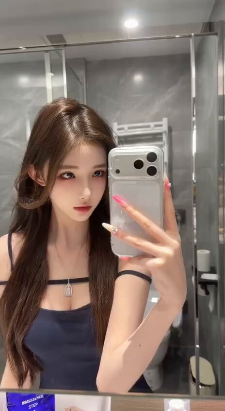 浴室狐狸精自拍！深V露乳长腿诱惑123av.fun