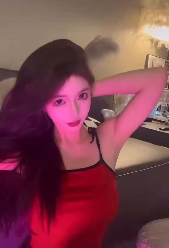 赤い衣装の色っぽい美女が配信で誘惑、巨乳が揺れてイチゴで挑発…超セクシー！