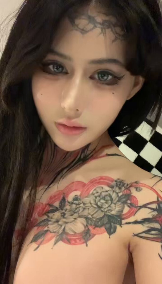 タトゥー美女が露出した胸で誘惑！黒髪美女が舌を出して巨乳を大公開