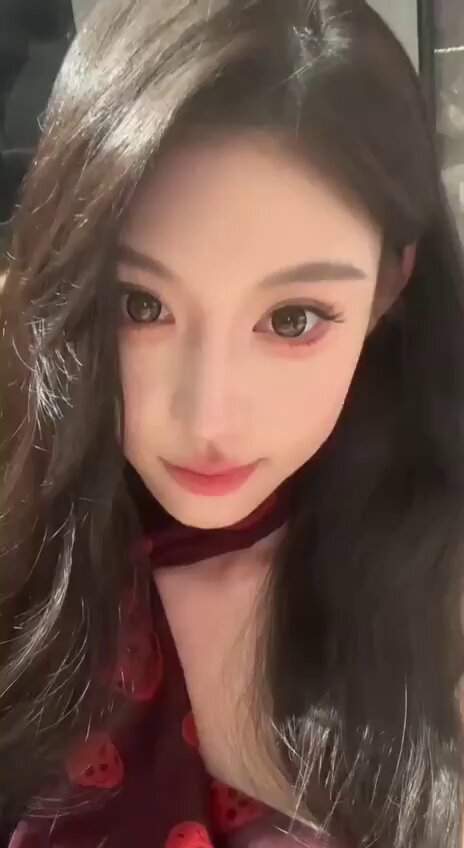 狐のように色っぽい美女がいちご柄の深V衣装で誘惑セルフィー、魅惑の視線と半ば露出した大きな胸！