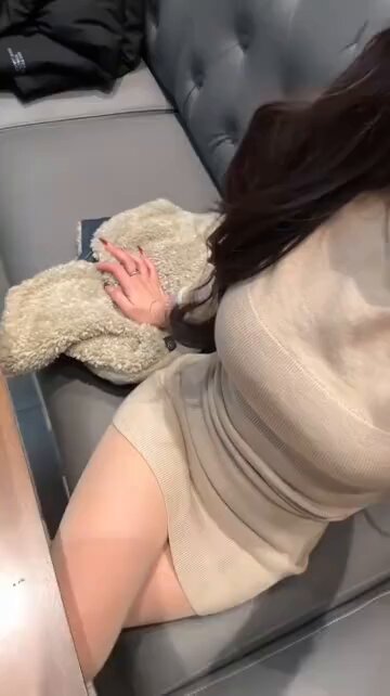 长发美女沙发诱惑！紧身毛衣裙爆乳翘臀大秀性感曲线