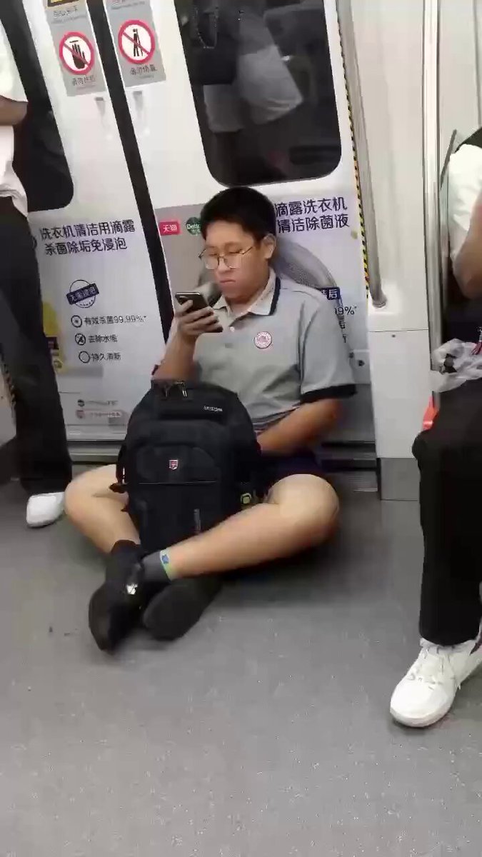 Anh bạn, anh đang làm gì vậy? Anh thật sự không coi chúng tôi là người ngoài sao!
