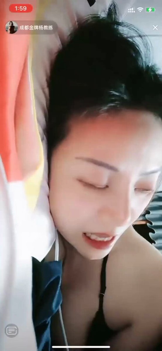 ベッドで黒スト美女がライブ配信中にセルフオナニー、絶頂で顔を赤らめ喘ぐ