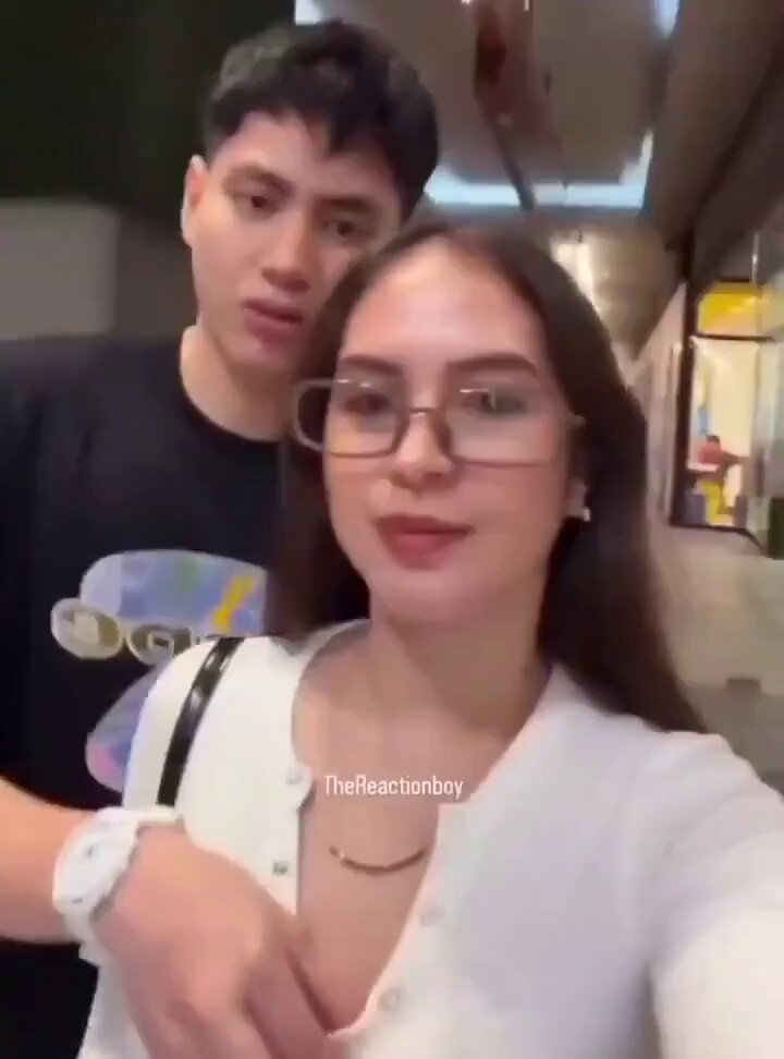 眼鏡っ娘がショッピングモールで露出！彼氏が白いシャツに手を入れて大きなおっぱいを揉む