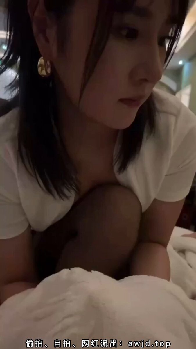 黑丝OL床上翘臀诱惑 丰满美乳半露等你操