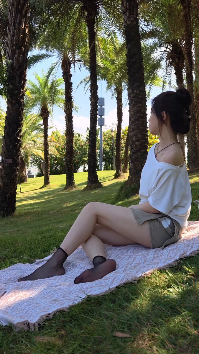 黑色短丝也不错的，今天再去拍拍新的妹子！你们可以先进我的电报群，会不定期的分享一些妹子的！ 