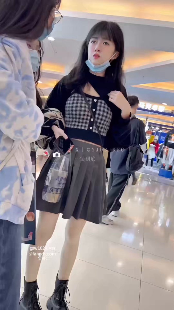 商場で盗撮！黒スト美女のミニスカ露出、パンティ丸見え