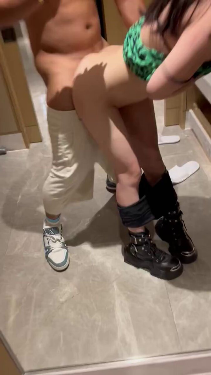 肌肉猛男浴室狂干长腿美女翘臀摇晃绿豹纹内衣爆乳诱惑