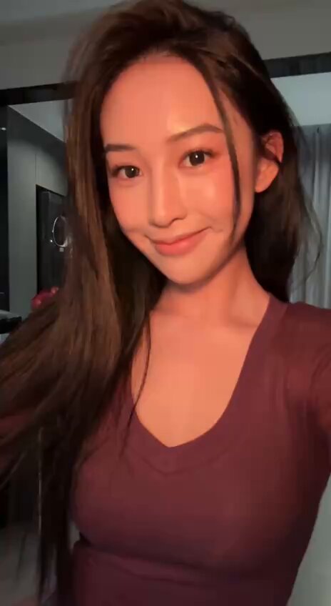 清纯美女紫色透视装诱惑自拍，翘臀摇晃奶子晃荡超撩人！