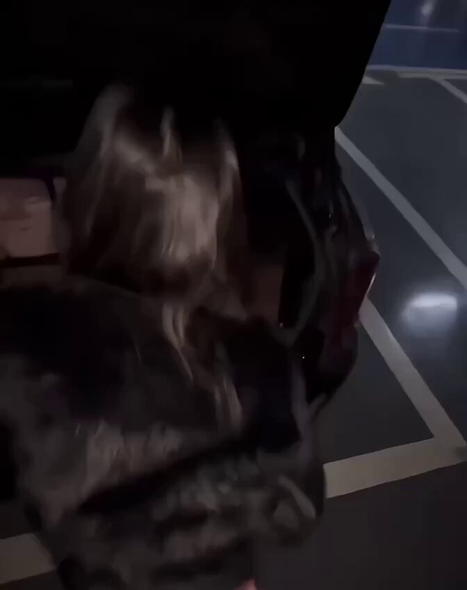 体育馆狂野口交！长发美女深喉吞精大秀