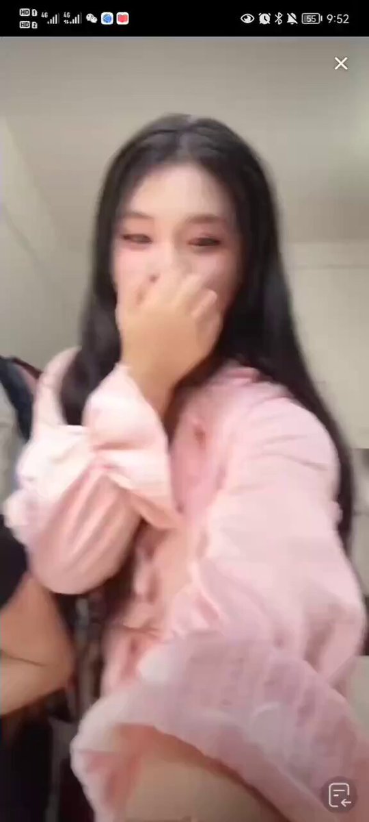 粉色睡袍诱惑！长发美女卧室自拍热舞大秀美腿