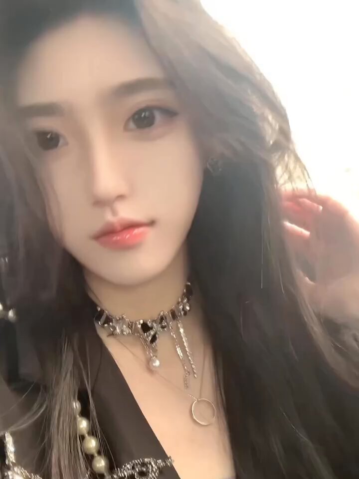 黒スト美少女のネックレス誘惑！深Vカーデで谷間を露出、自分で唇を触り濡れたキス