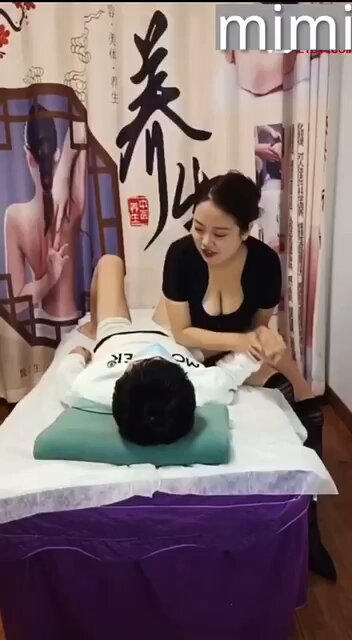 醉酒处男按摩店 遇淫荡巨乳女技师对青春肉体垂涎欲滴
正规按摩强行变成一条龙 对腼腆小哥动手动脚 舔奶 胸推 口爆 被一步步勾引挑逗
情到深处霸王...