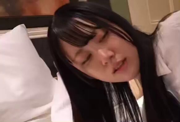 黒髪ロング美女、ベッドで絶頂——顔を赤らめ喘ぎ声！目がとろけよだれが出る