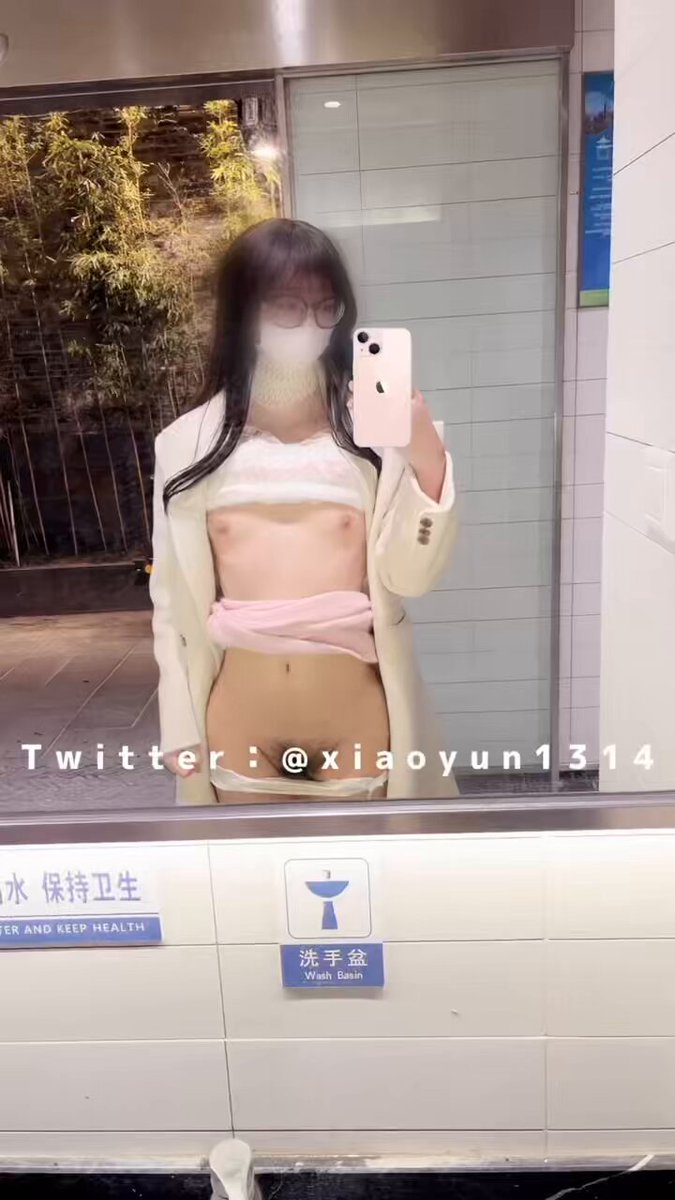 公共厕所大胆露出！白大褂下裸露骚逼自拍诱惑