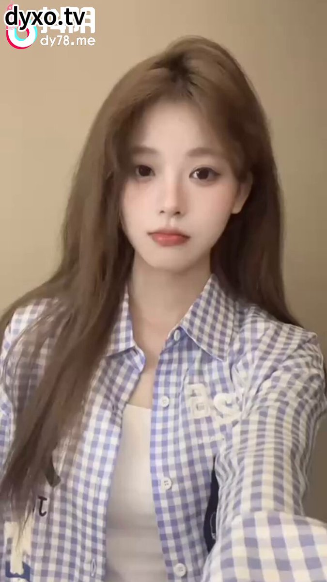 美女が大きく足を開き、ディルドで激しく突かれて潮吹き！123av.fun 極上のオナニーショー