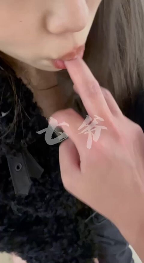 手指伸嘴挑逗后巨臀涂满奶油狂舔狂插！骚穴喷汁高潮123av.fun