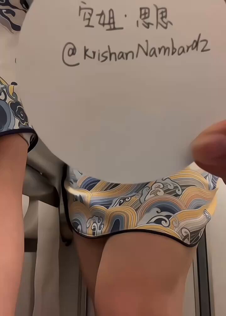 自从开始发推特，就无时无刻都在想拍点什么…

趁着乘客们都坐好了，来洗手间拍个小验证吧。一想到一会儿那么多人看我的裙底，就感觉很刺激… 

有没...