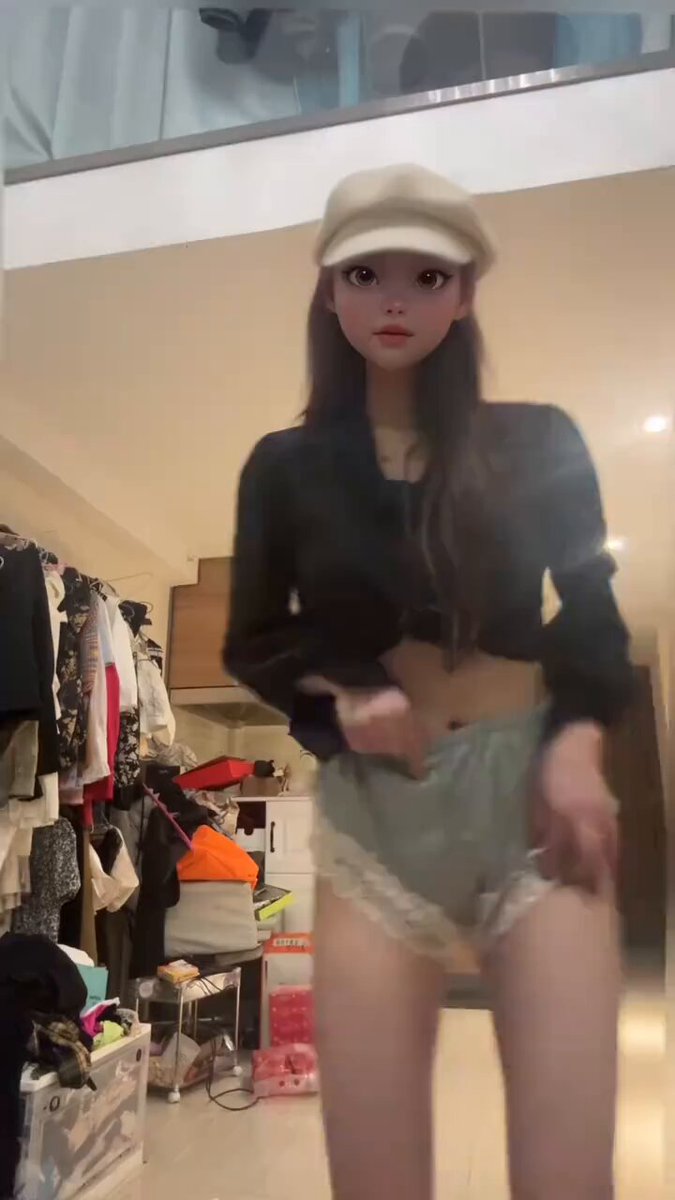 长腿美女戴帽扭臀热舞！丝质蕾丝热裤露大腿诱惑爆棚