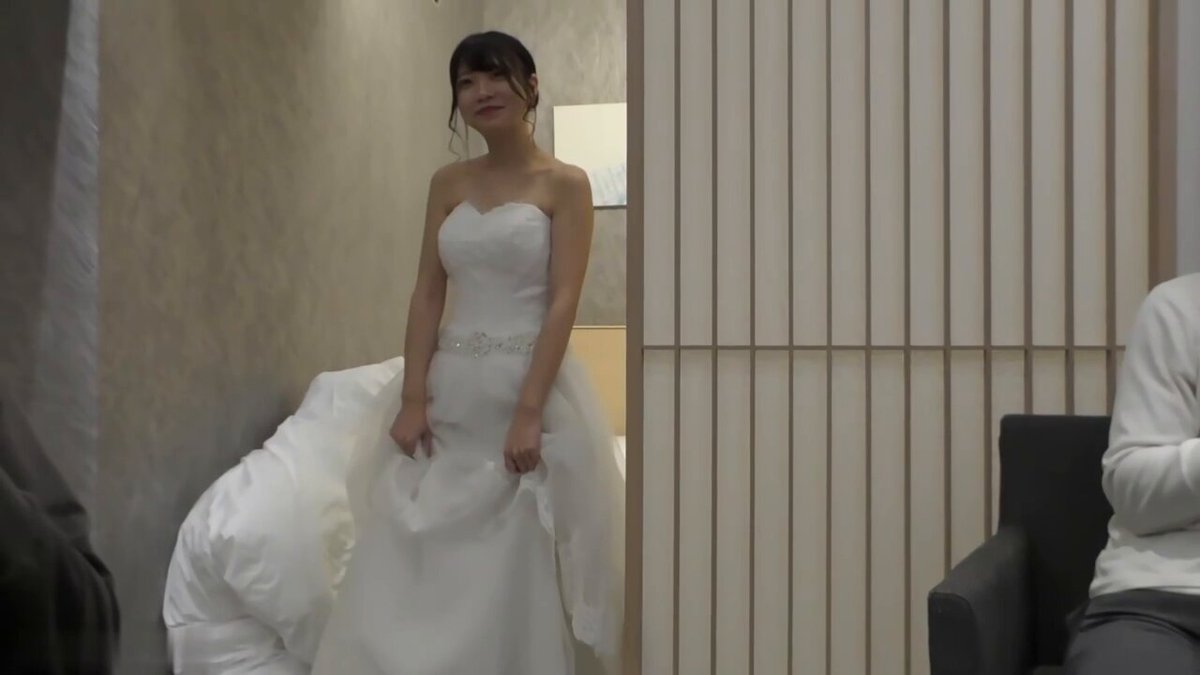 ผลงานที่ทุกคนรอคอยอย่างงานแต่งงานรับปริญญาของเอริกะจัง นำเสนอใบหน้าของเธอที่เปี่ยมไปด้วยน้ำอสุจิ นางเอกสวยสะกดใจจริงๆ! เรียกได้ว่าเป็นผลง...