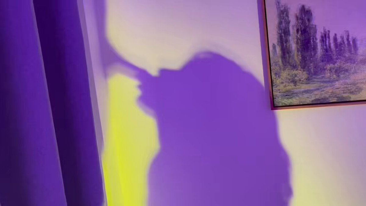 wataa~ Denne lille hunden med utstrakte poter, som lengter etter en stor pikk, er så kåt! 🥵🥵 (Jeg viser dere ikke-skyggeversjonen etter...