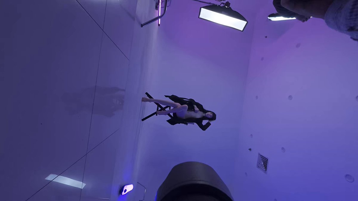 空中悬吊骚货！紫光摄影棚里翘臀大开等操