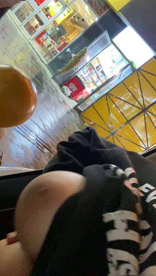 便利店外车震！巨乳美女拉开衣服露奶狂揉，超刺激偷情现场