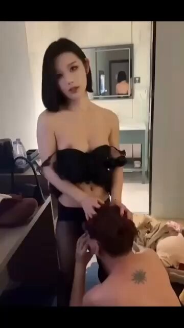 黑丝女王酒店调教！跪舔大奶翘臀超诱惑