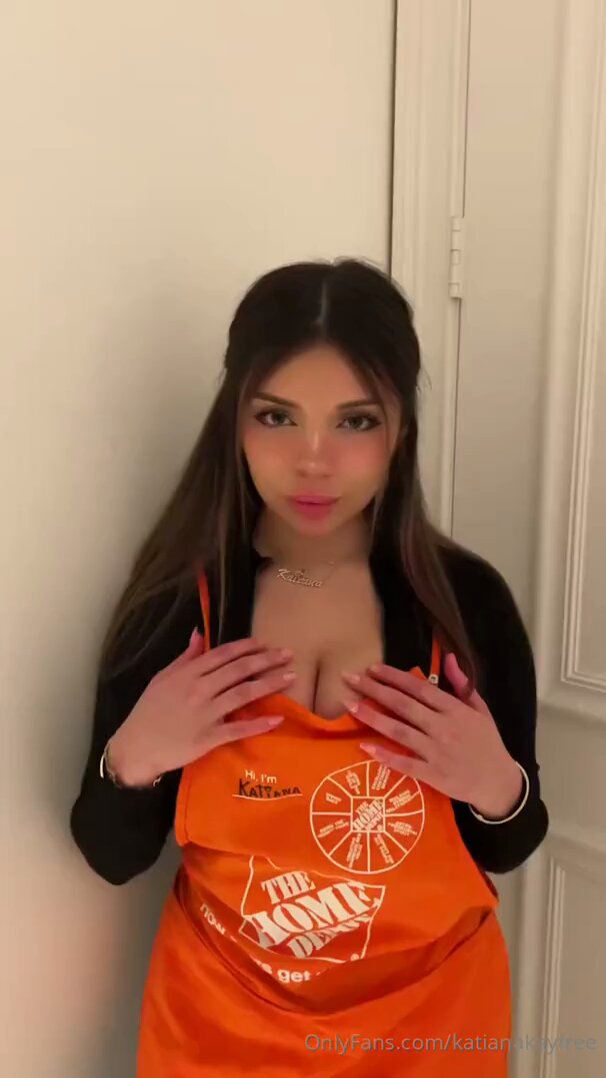 Home Depotのエプロンを着たセクシーな美女が巨乳で誘惑し、深喉オーラルセックス！
