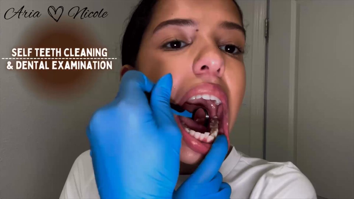 自己刷牙，给你展示干净的嘴巴哦 :( 在 fansly、MV、C4S 和 LF 上都有哦，链接在个人简介里 