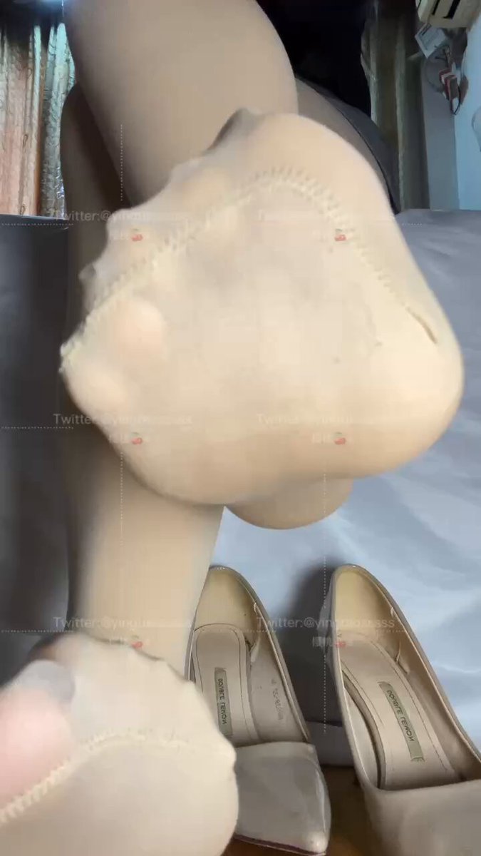 Nude-Stocking Beauty High-Heel Temptation! Upturned Soles Fully Exposed, Can't Resist the Urge to Lick