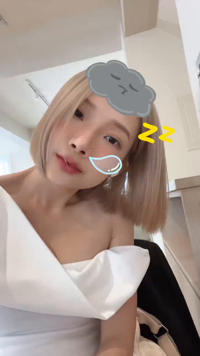 金发美女露肩白裙自拍！大奶呼之欲出诱惑吐舌调情