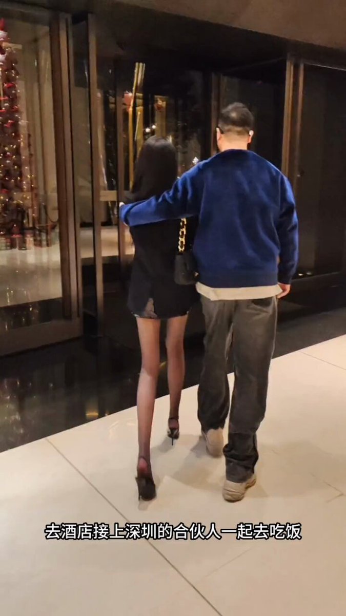 酒店门口超短裙辣妹黑丝美腿诱惑！男友搂腰直奔房间激战