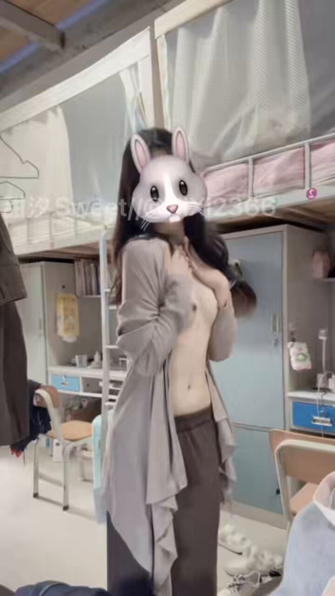 宿舍兔女郎半裸撩人！长发美女敞开外套露乳扭腰诱惑