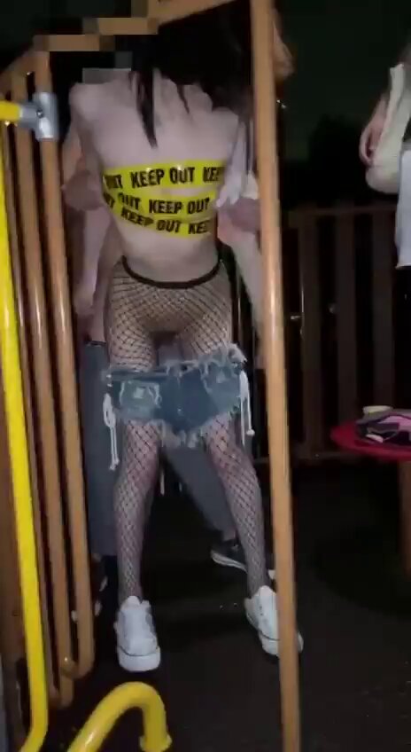 網タイツギャル 禁断ゾーン熱ダンス！破れたホットパンツでプリッと上がったお尻を見せつけ激しく腰を振る