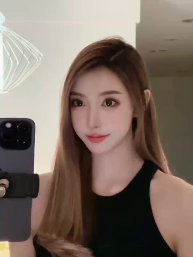 狐狸眼美女自拍撩人！黑吊带露沟诱惑123av.fun