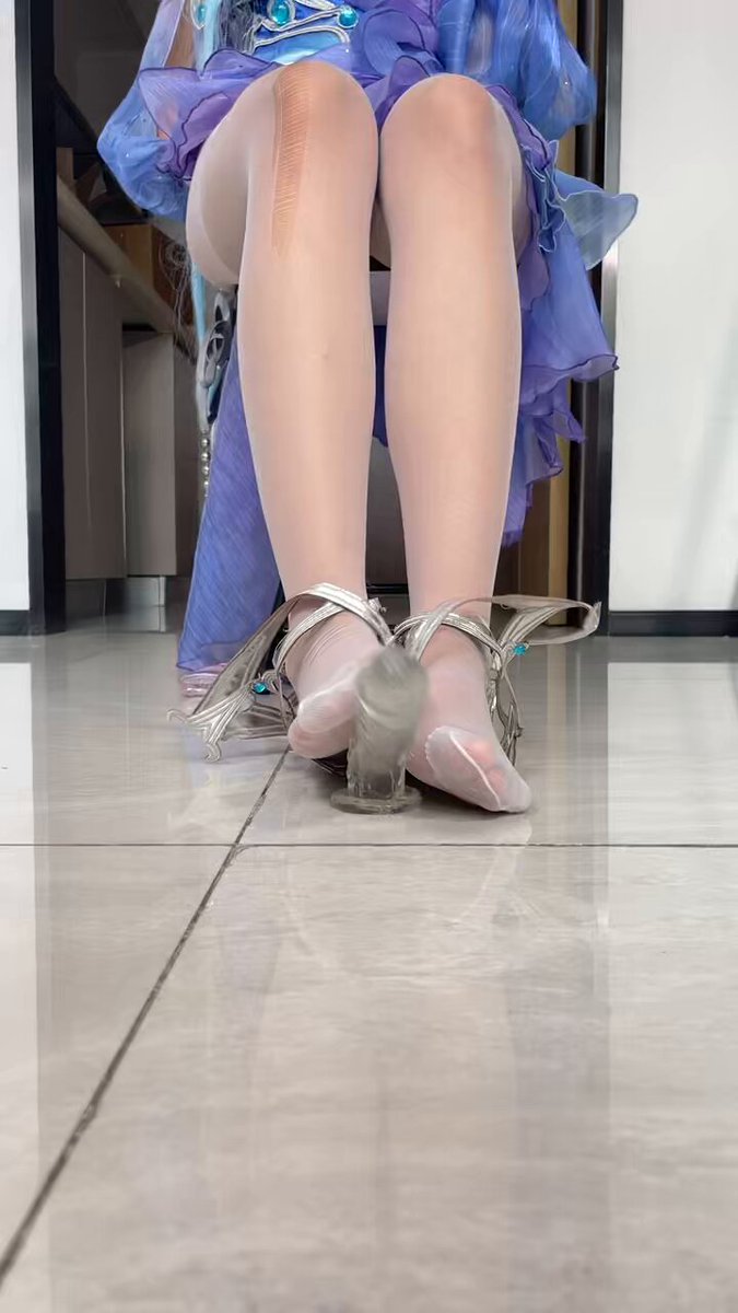 그는 음란한 발언을 했고, 초선은 그와 어울렸다.