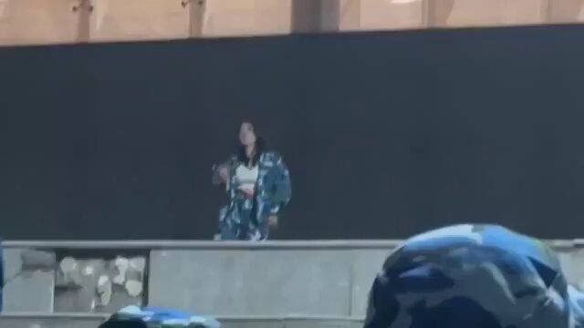 军营迷彩骚货当众脱衣秀大奶诱惑士兵硬邦邦