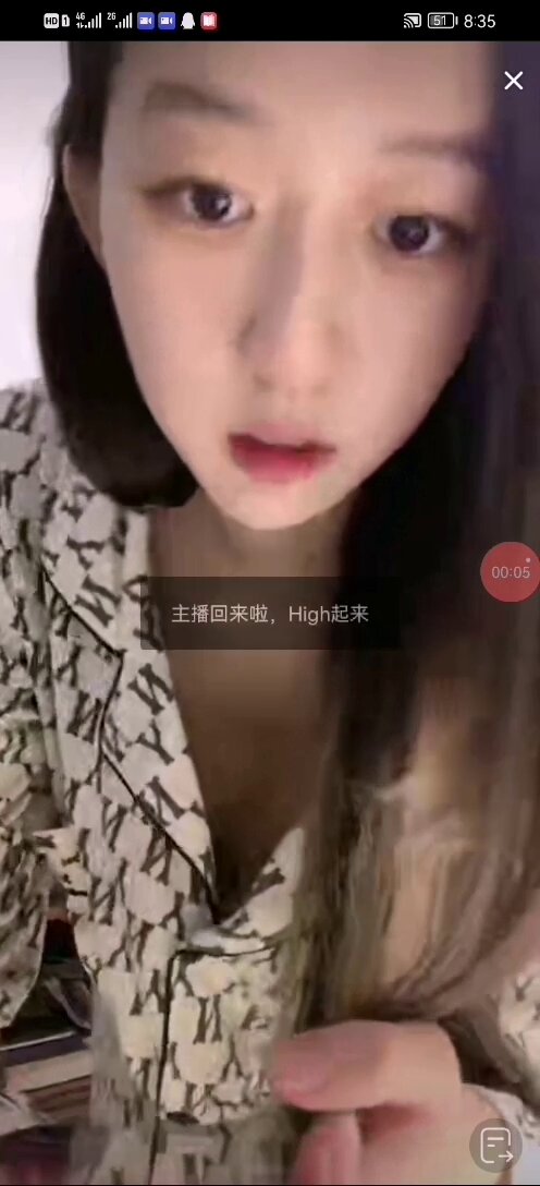 美女这奶子真挺拔啊 