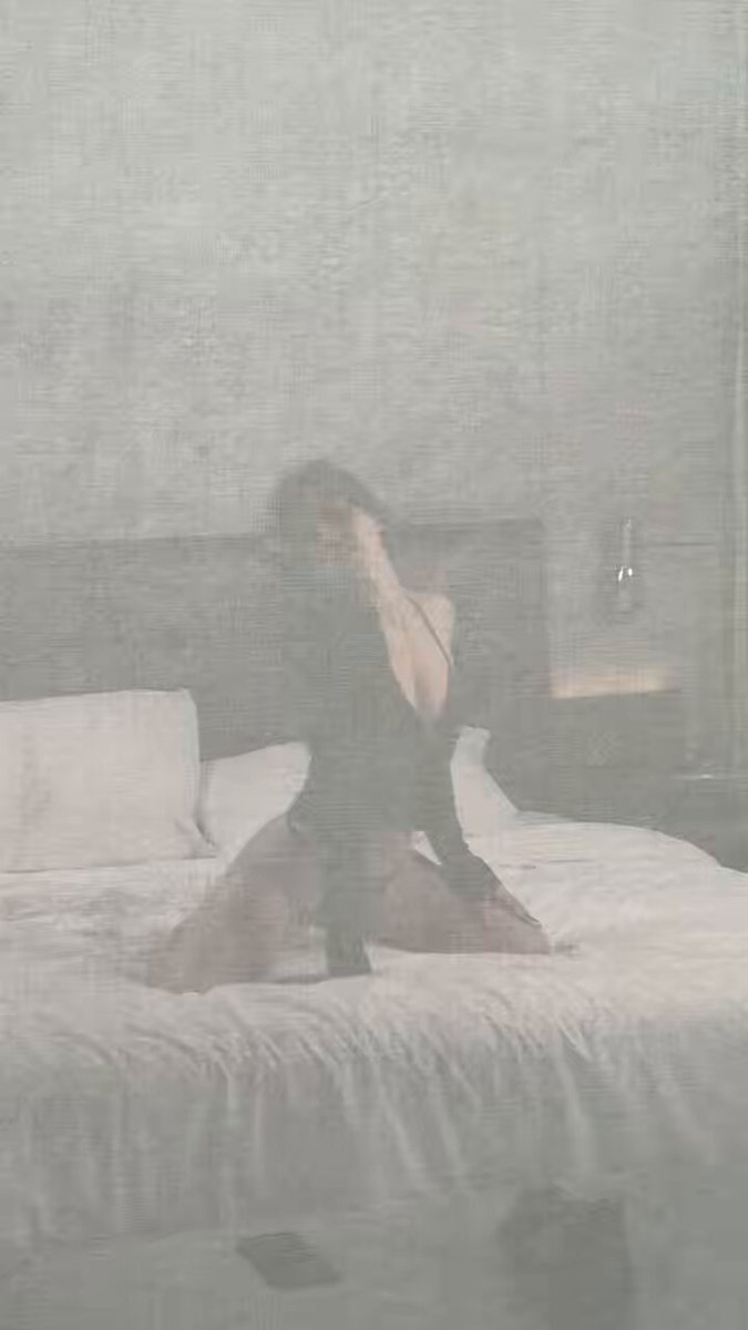 ホテルのベッドで膝をつくセクシーな美女のプリ尻誘惑セルフィー