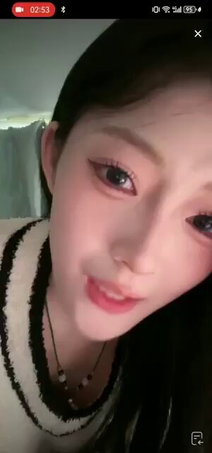 狐目の美女が生配信で舌を出して唇を舐める　潤んだ赤い唇が誘惑全開！