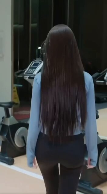 健身房翘臀美女长发甩动 紧身裤勾勒完美曲线诱惑爆棚