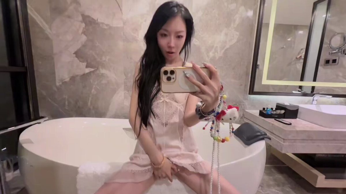 浴室M腿诱惑！tongtong穿粉睡裙大秀蜜穴自摸高潮