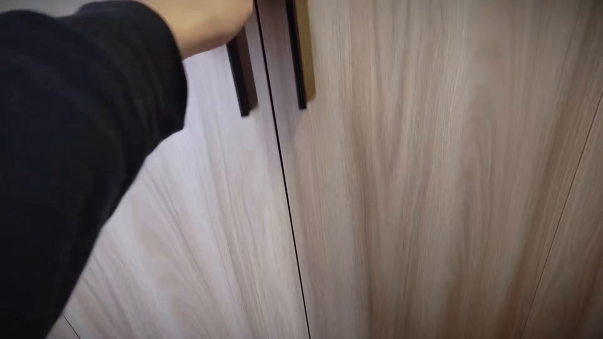 我发现都喜欢衣柜类型的，白丝旗袍小萝莉鸭子坐挣扎着，用皮带开腿棒棒猛震，狠戳三～角区，一直都在娇叫求饶，看着就很…… 