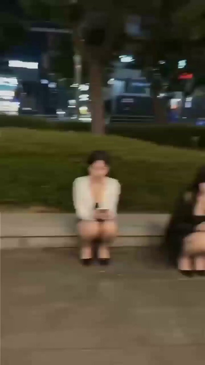 夜店外辣妹排排坐！超短裙走光大腿全露，玩手机时内裤若隐若现