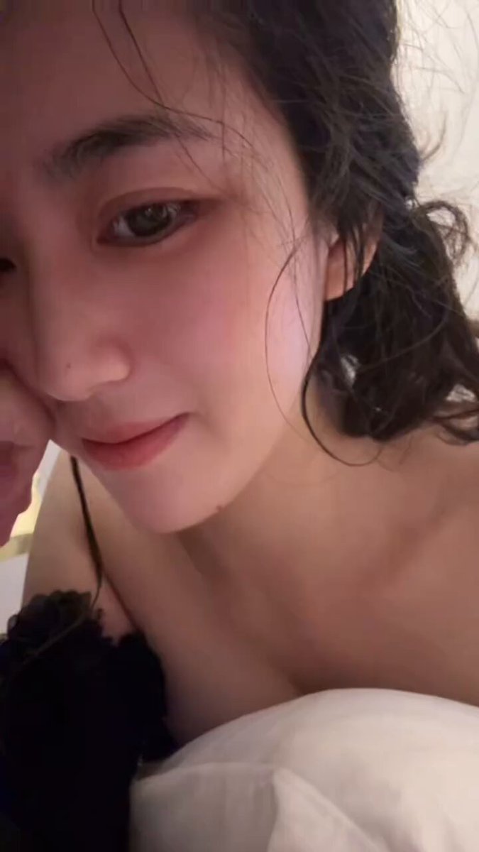 黑发美女床上调情露乳自摸脸蛋诱惑