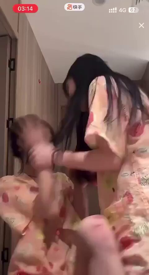 浴室浴袍诱惑！黑发美女亲密纠缠抓奶狂吻