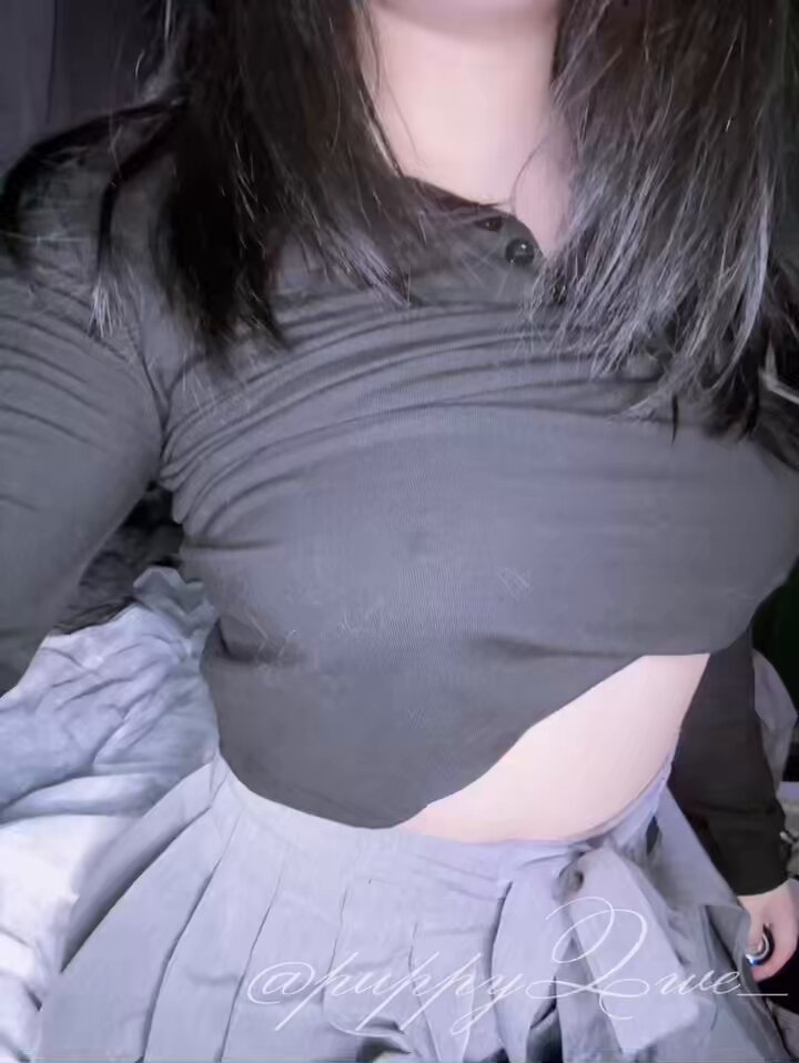 学生妹拉开上衣露大奶诱惑 粉嫩乳头硬挺等你吸