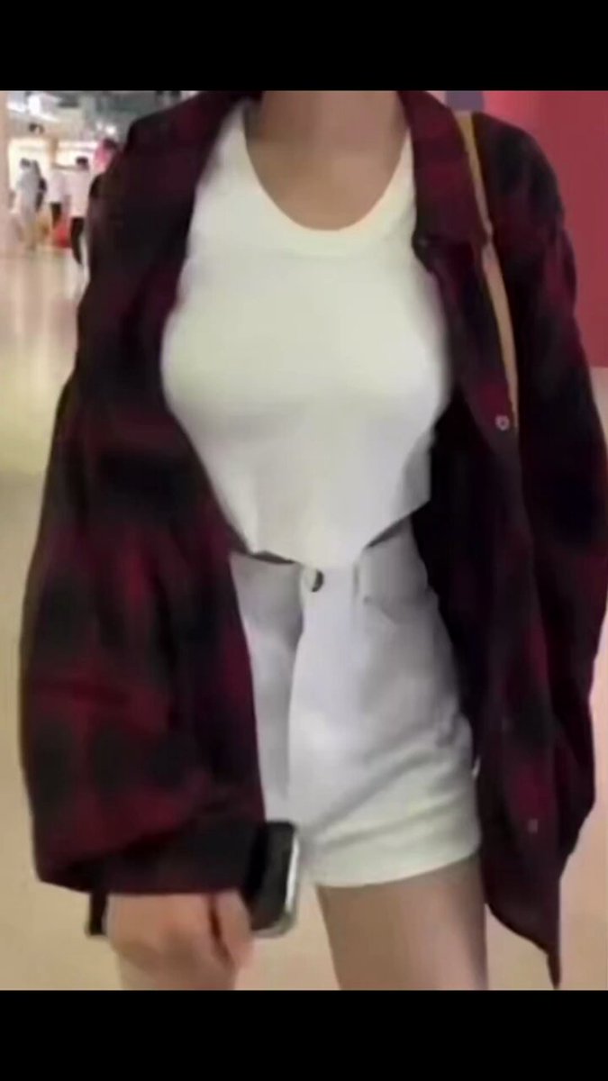 商场辣妹超短白热裤走光神乳摇晃