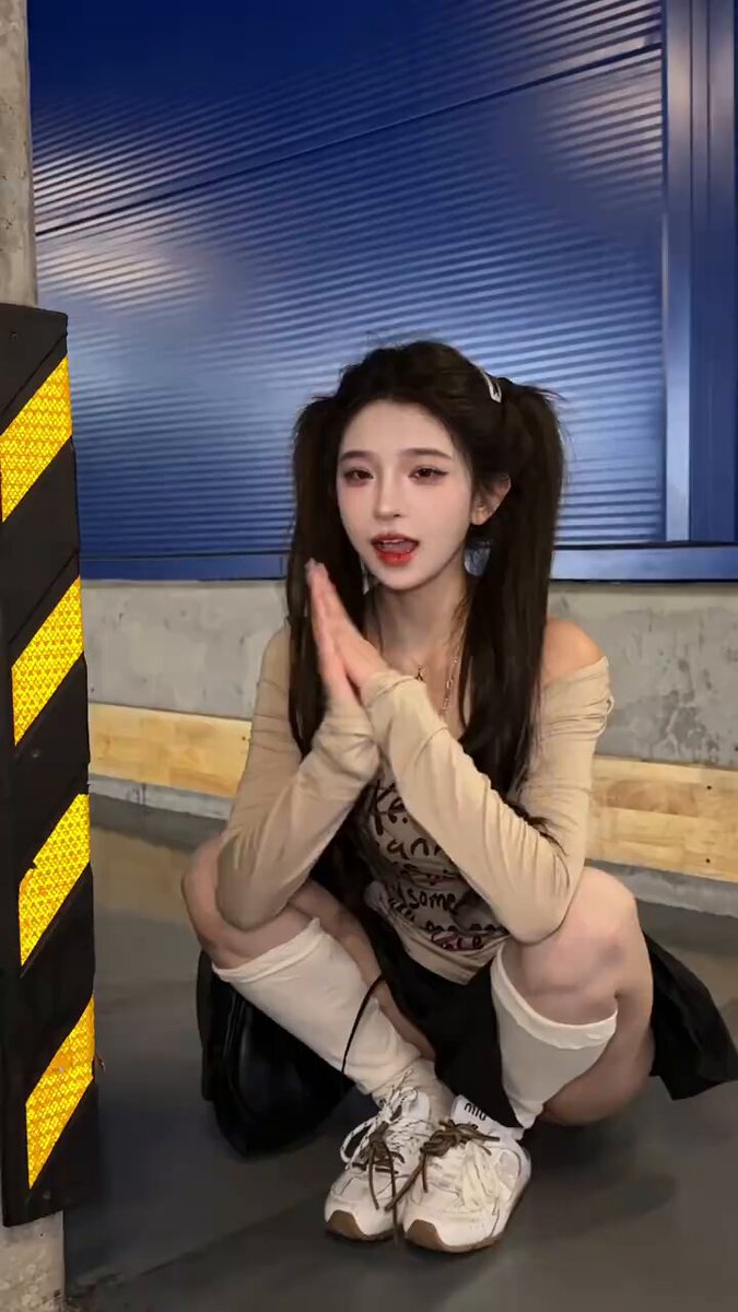 ツインテール美女 学園風の誘惑 しゃがんで太ももを露出